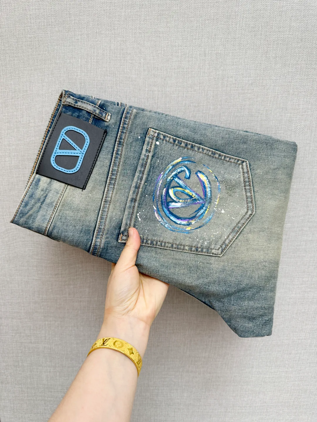 Warren's official website counters are available at the same time. The Original is a very stylish pair of jeans. Customized original washed denim fabric, unique design, top-notch printing technology letter pattern logo, original hardware accessories decoration, an extremely outstanding pair of jeans. The materials and craftsmanship are extremely luxurious and exquisite. The grade is extremely high. The upper body is handsome and stylish. Recommended👍, Sizes: 29-38